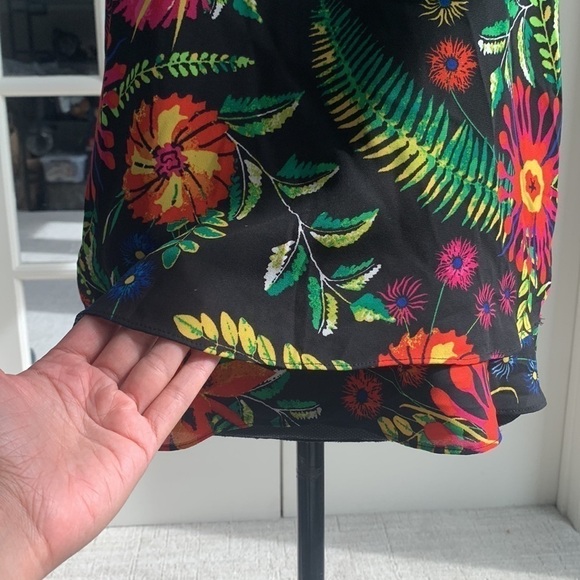 Violet+claire Tropical Botanical Layered V neck Tank - Picture 2 of 9